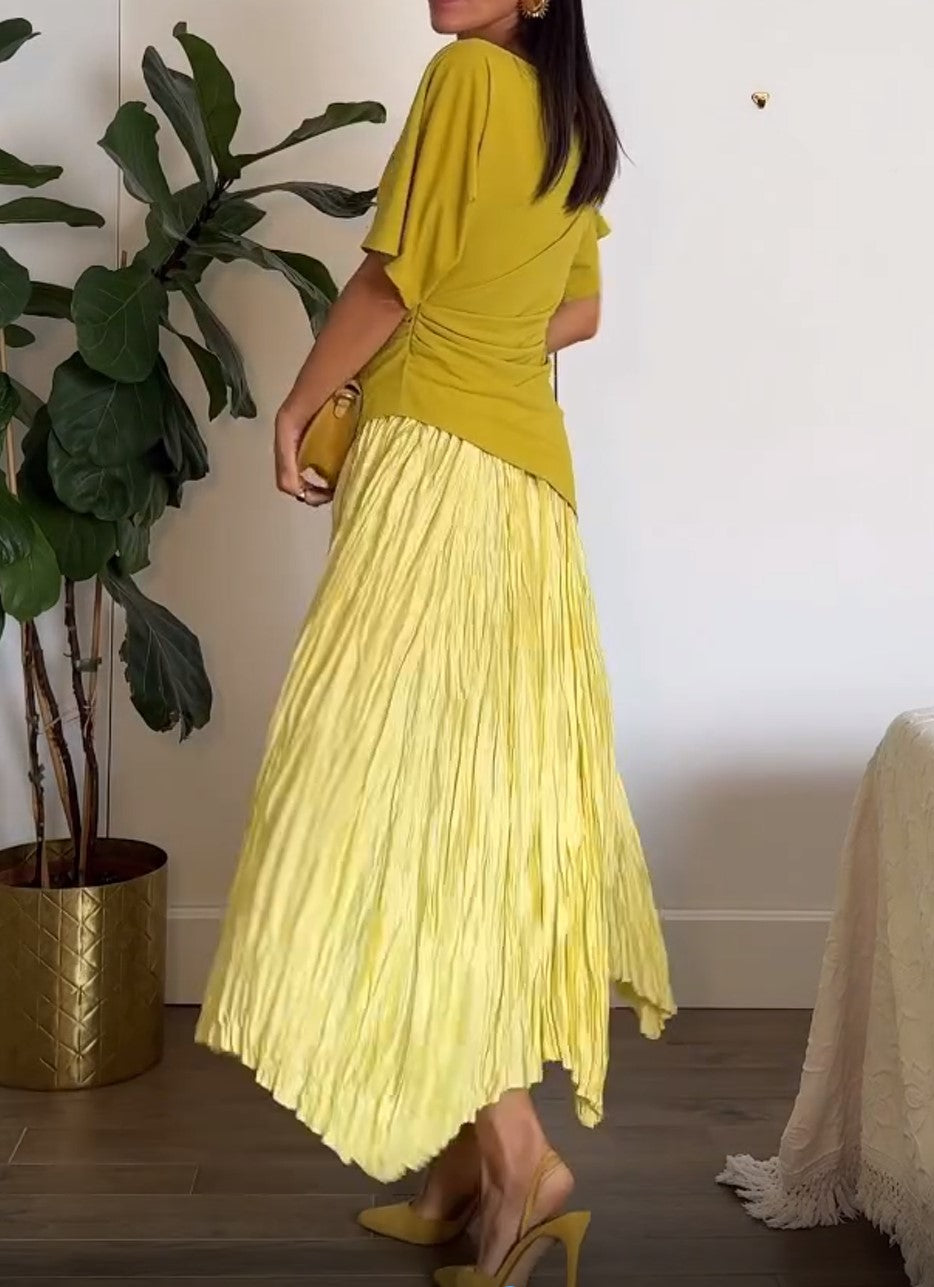 Ensemble composé d’un haut froncé asymétrique jaune moutarde et d’une jupe midi jaune pâle