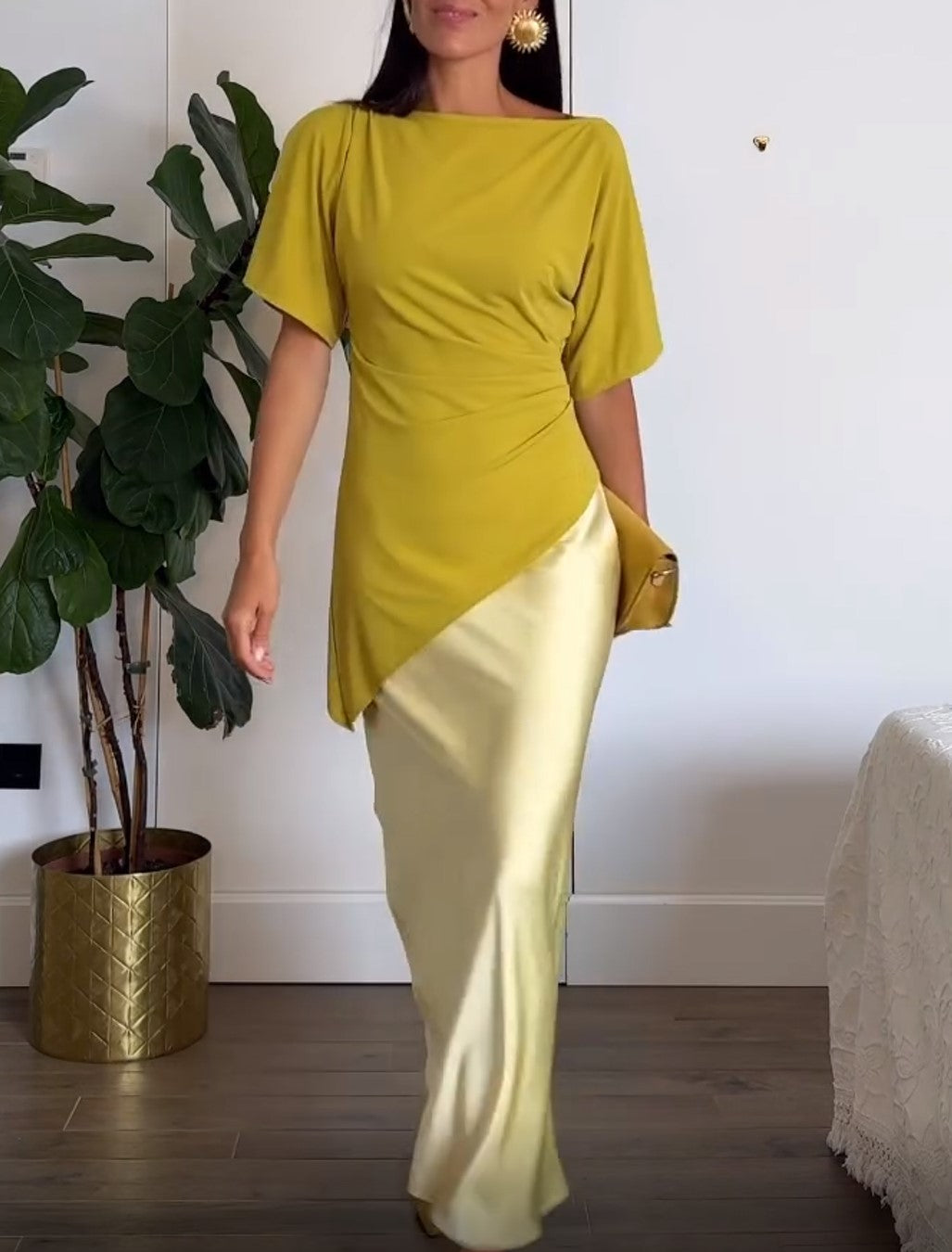 Ensemble composé d’un haut froncé asymétrique jaune moutarde et d’une jupe midi jaune pâle