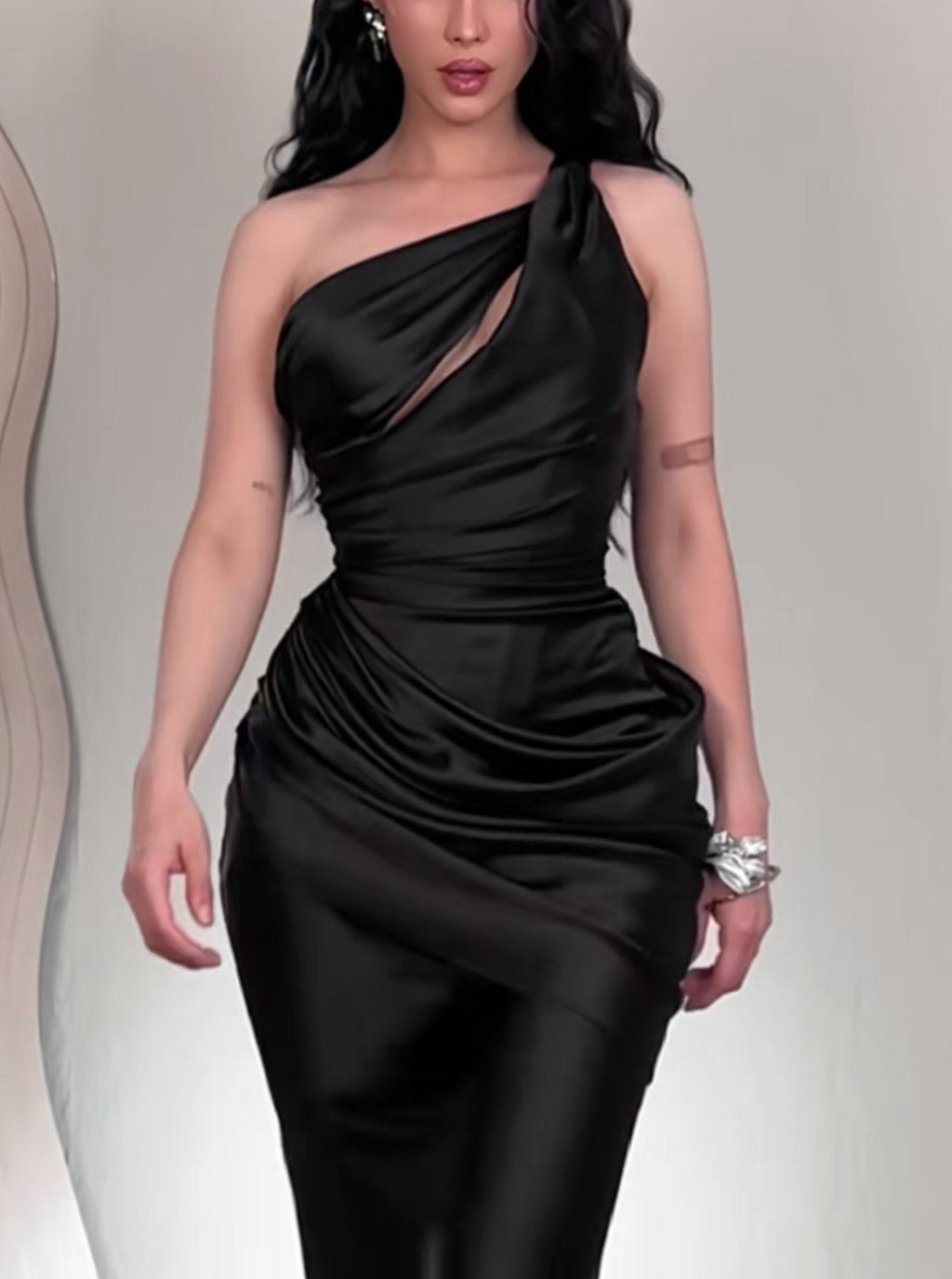 Abito da sera lungo nero in raso monospalla con cut-out