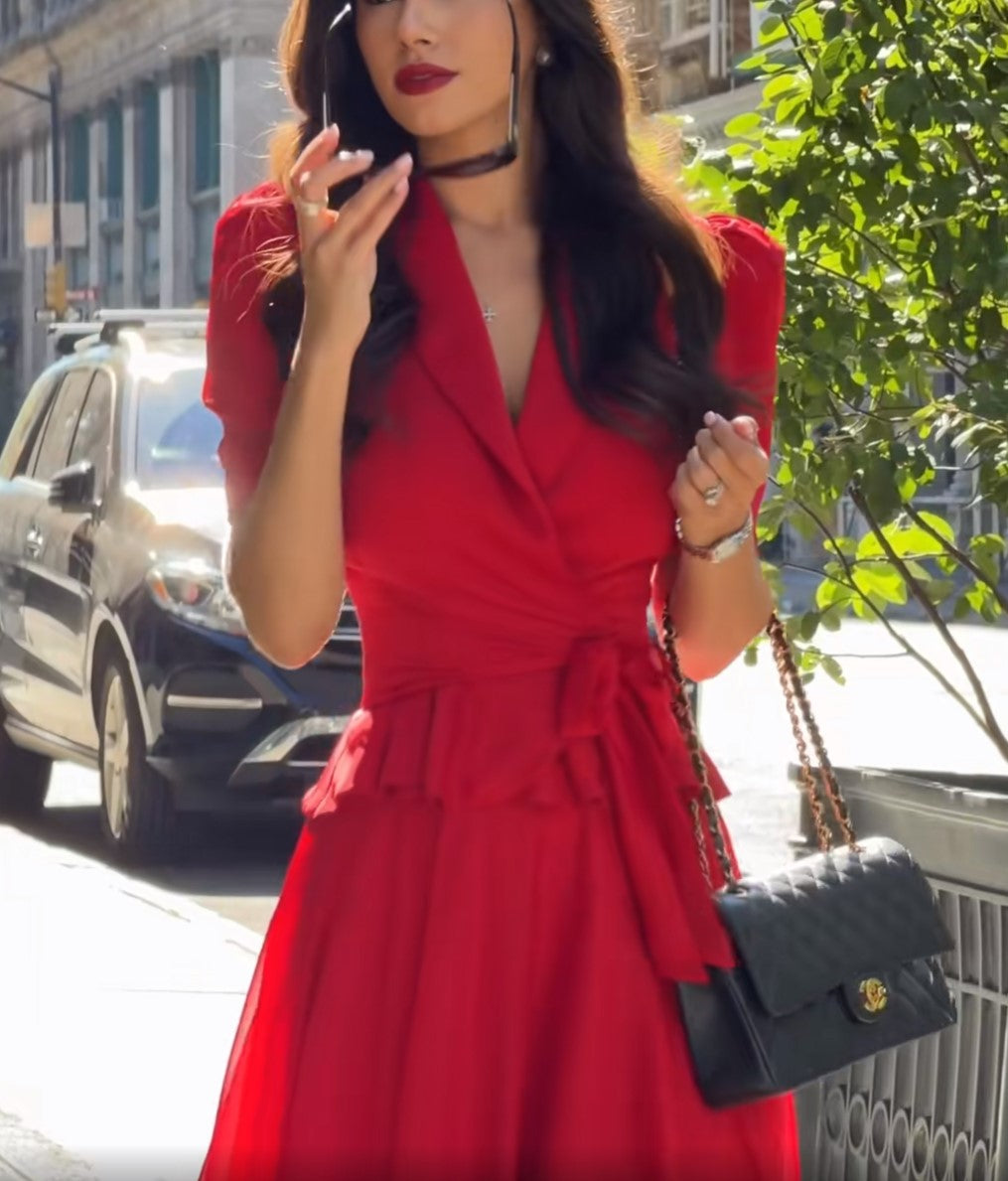 Vestido midi cruzado de gasa roja con escote en V