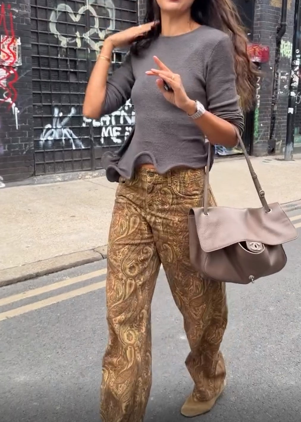 Conjunto de top de punto gris con bajo ondulado y pantalón de pierna ancha con estampado paisley
