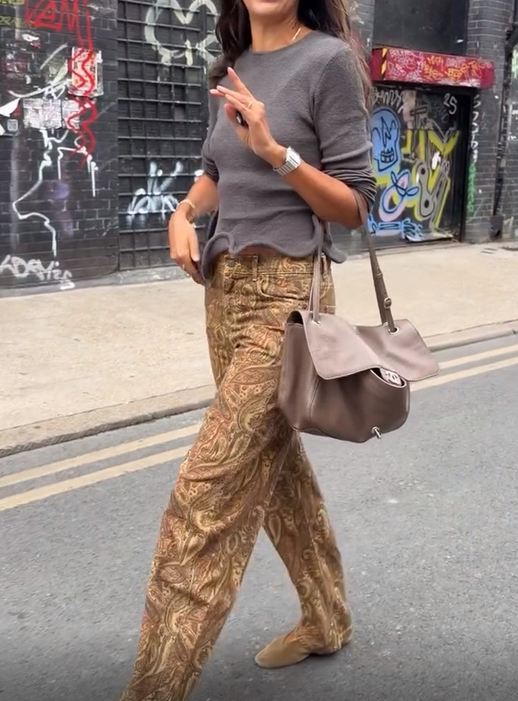 Conjunto de top de punto gris con bajo ondulado y pantalón de pierna ancha con estampado paisley