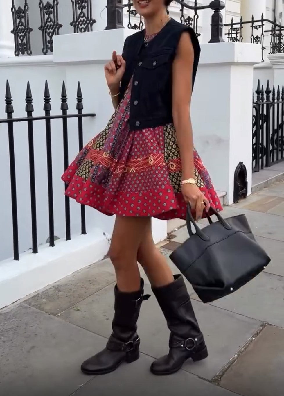 Zweiteiliges Set aus schwarzer Weste und Boho-Minikleid mit ausgestelltem Rock und Print