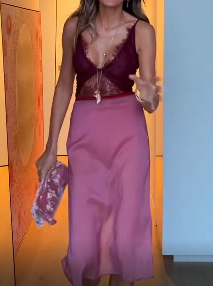 Abito midi in pizzo trasparente bordeaux con scollo a V e inserti in raso rosa cipria