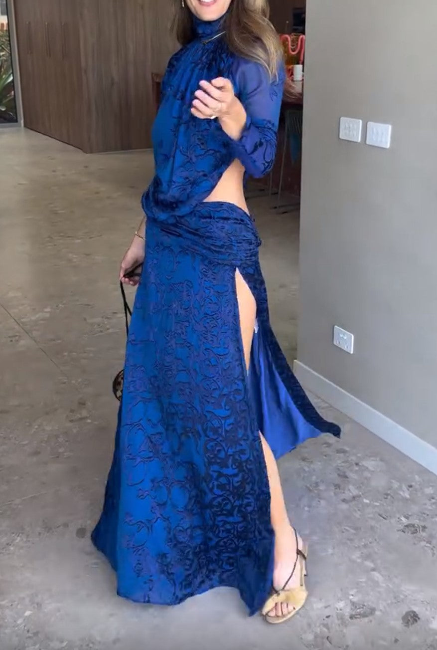Langärmliges Maxikleid aus kobaltblauem Burnout-Stoff mit Blumenmuster und Rollkragen
