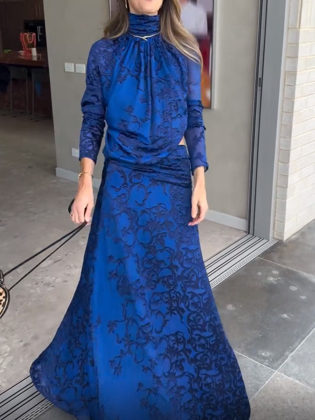 Vestido comprido de gola alta e manga comprida, em azul-cobalto, com efeito floral devorado