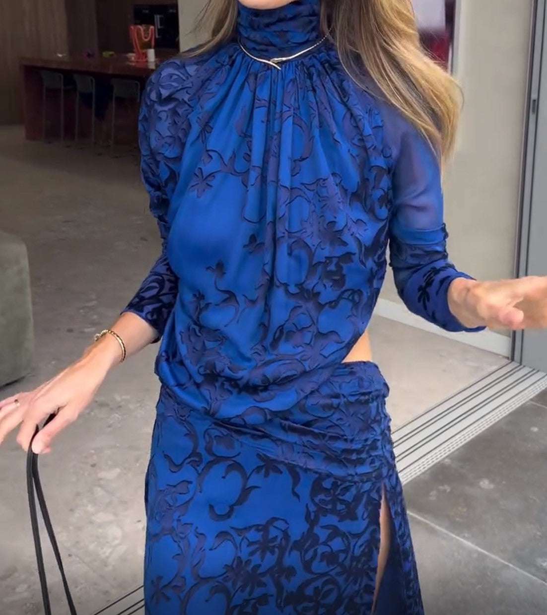 Vestido comprido de gola alta e manga comprida, em azul-cobalto, com efeito floral devorado