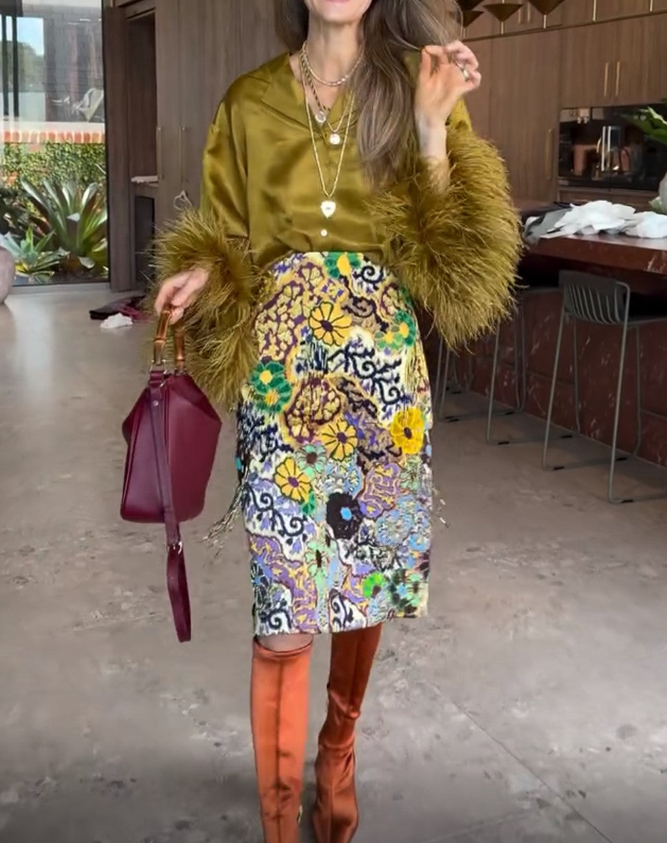 Conjunto de blusa de satén verde oliva con puños de plumas y falda midi con estampado floral