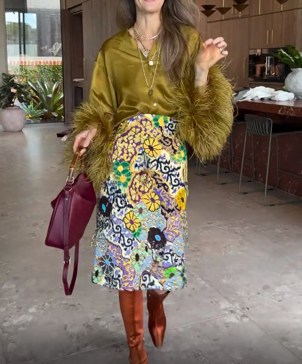 Set aus olivfarbener Satinbluse mit Federbündchen und Midirock mit Blumenmuster