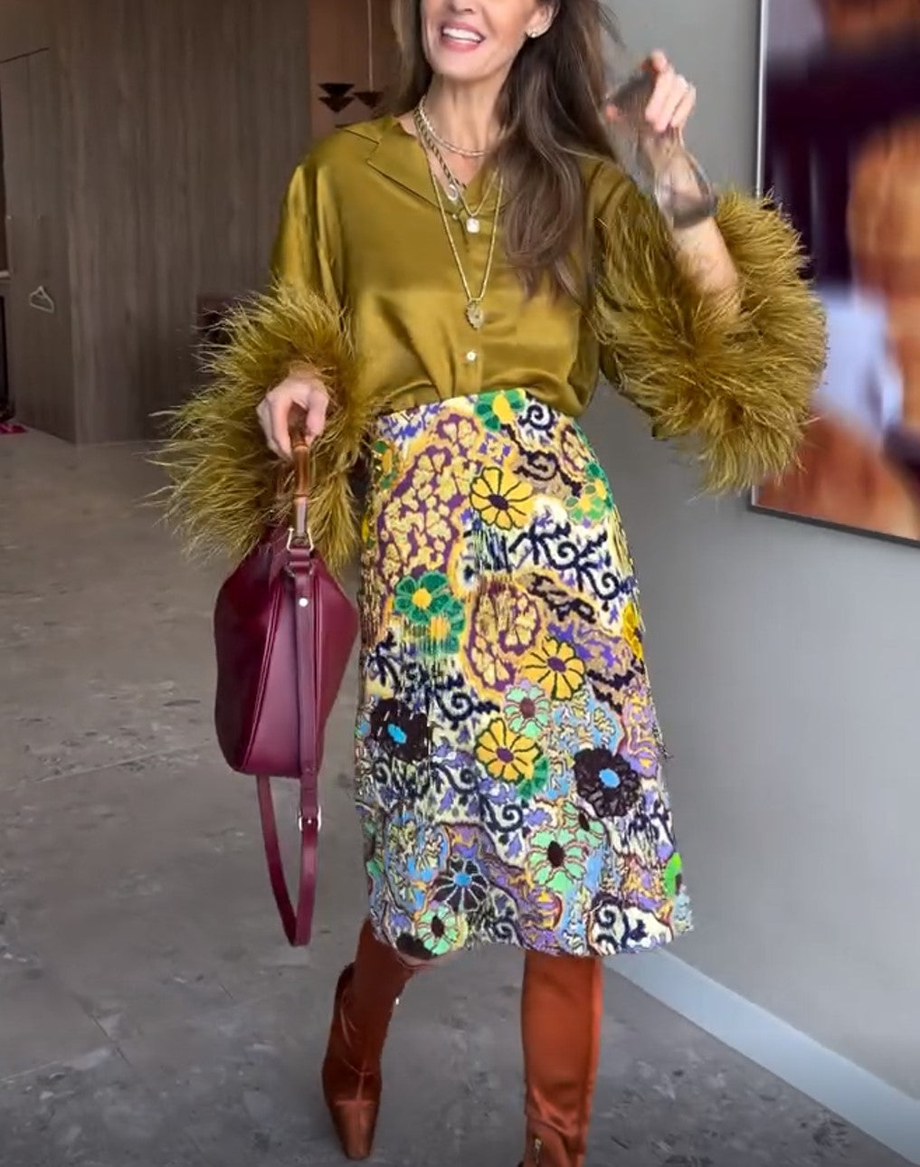 Set aus olivfarbener Satinbluse mit Federbündchen und Midirock mit Blumenmuster