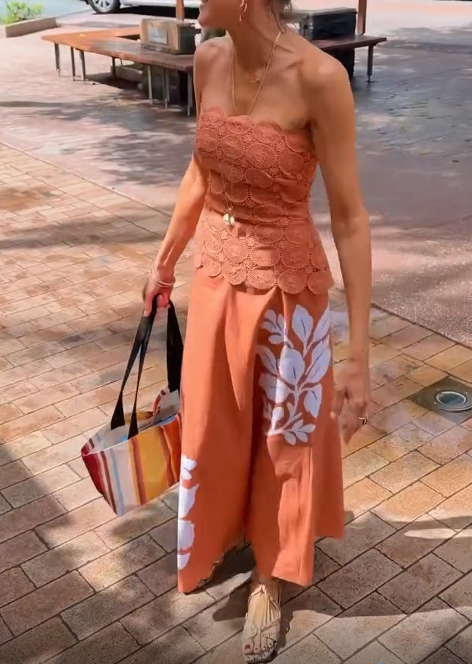 Conjunto con top terracota de encaje palabra de honor y falda larga con estampado floral