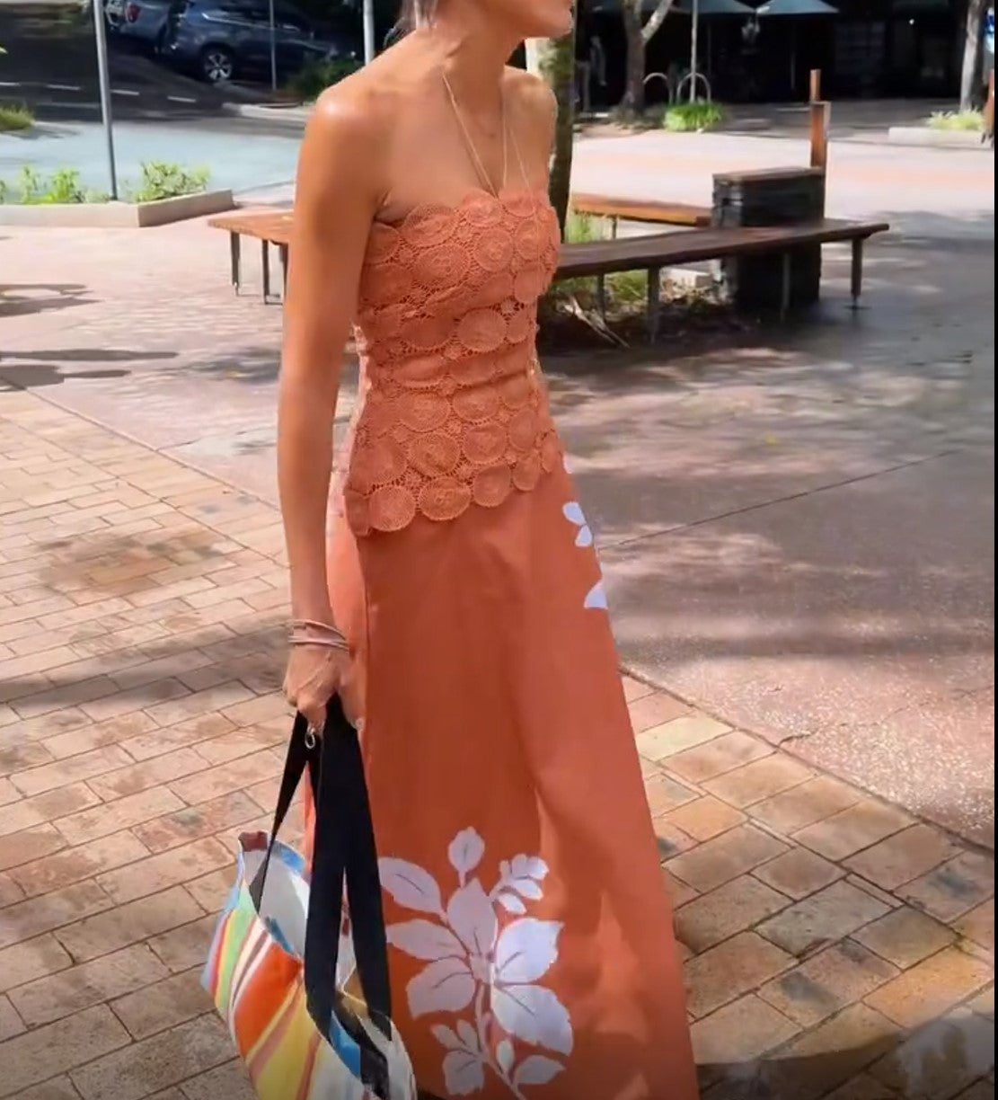 Conjunto con top terracota de encaje palabra de honor y falda larga con estampado floral