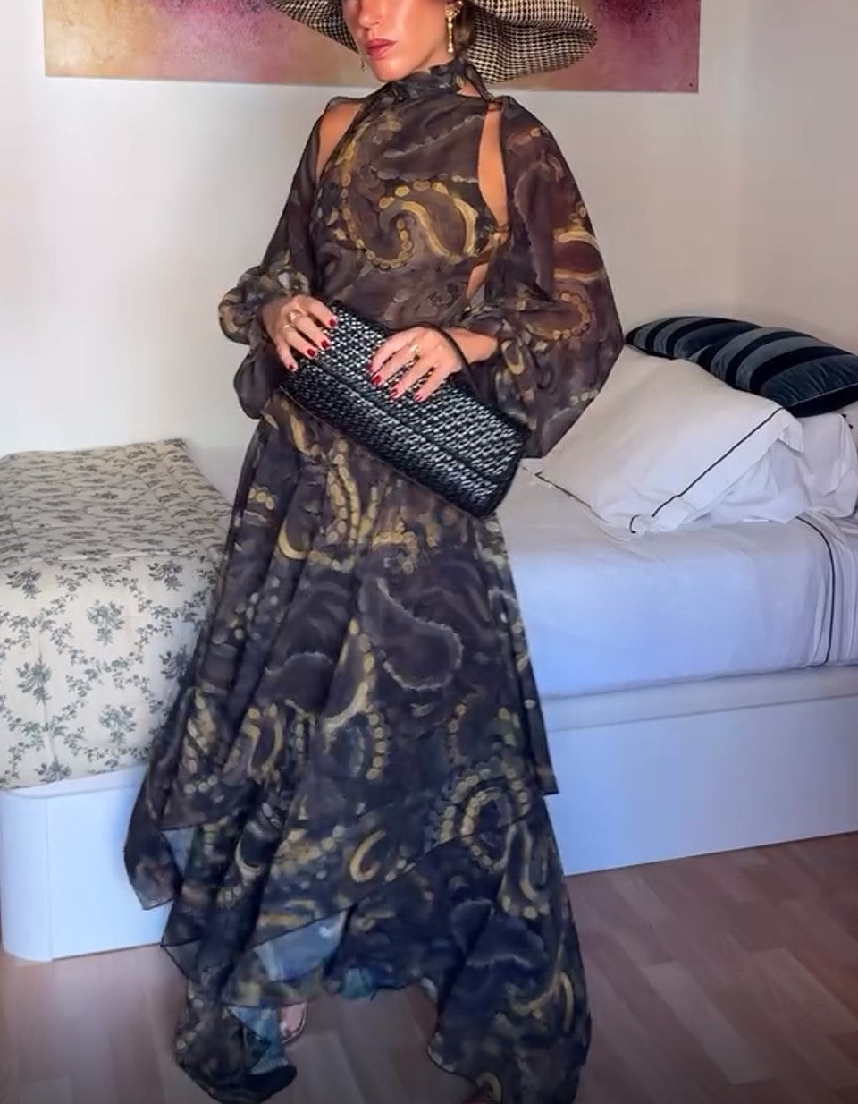 Conjunto de saia comprida com estampado abstrato, alças ao pescoço e recorte