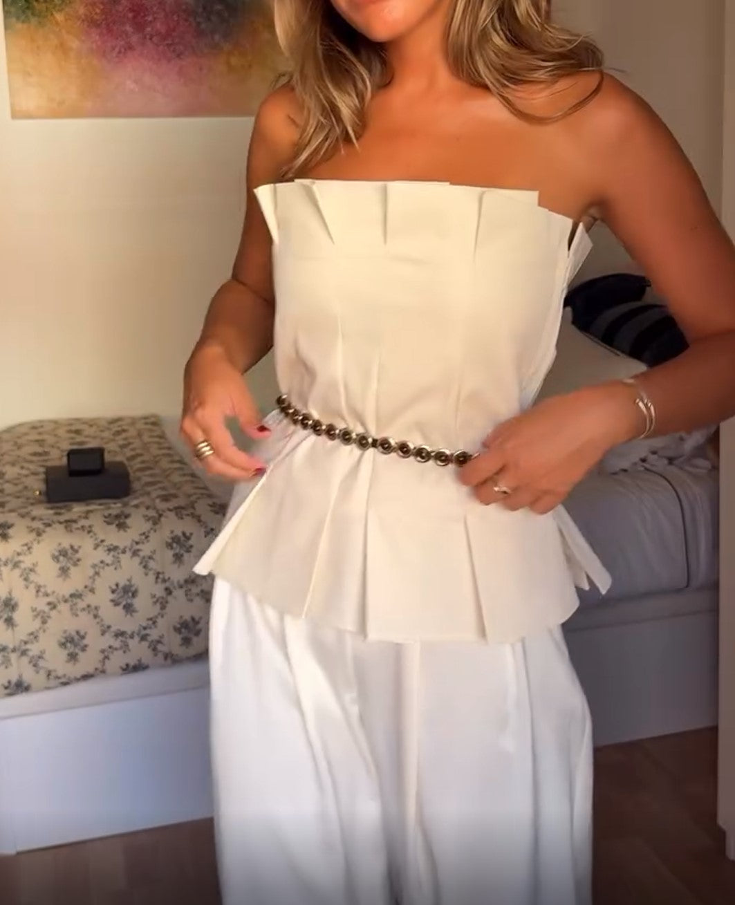 Conjunto de top peplum cai-cai creme e calças plissadas de perna larga