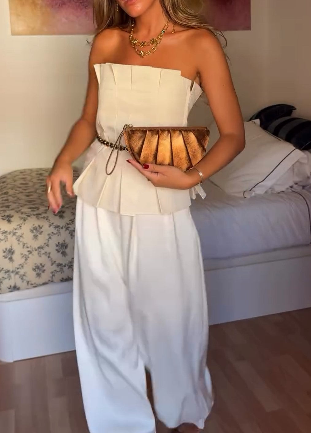 Conjunto de top peplum cai-cai creme e calças plissadas de perna larga