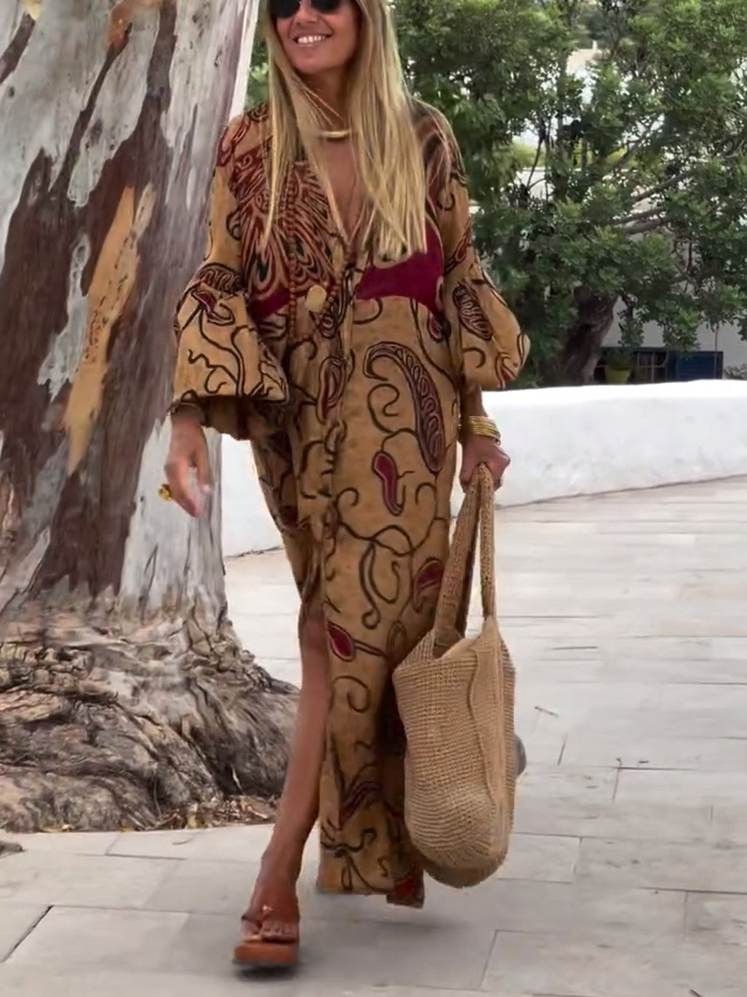 Maxikleid im Boho-Stil mit V-Ausschnitt, Ballonärmeln und Stammesprint