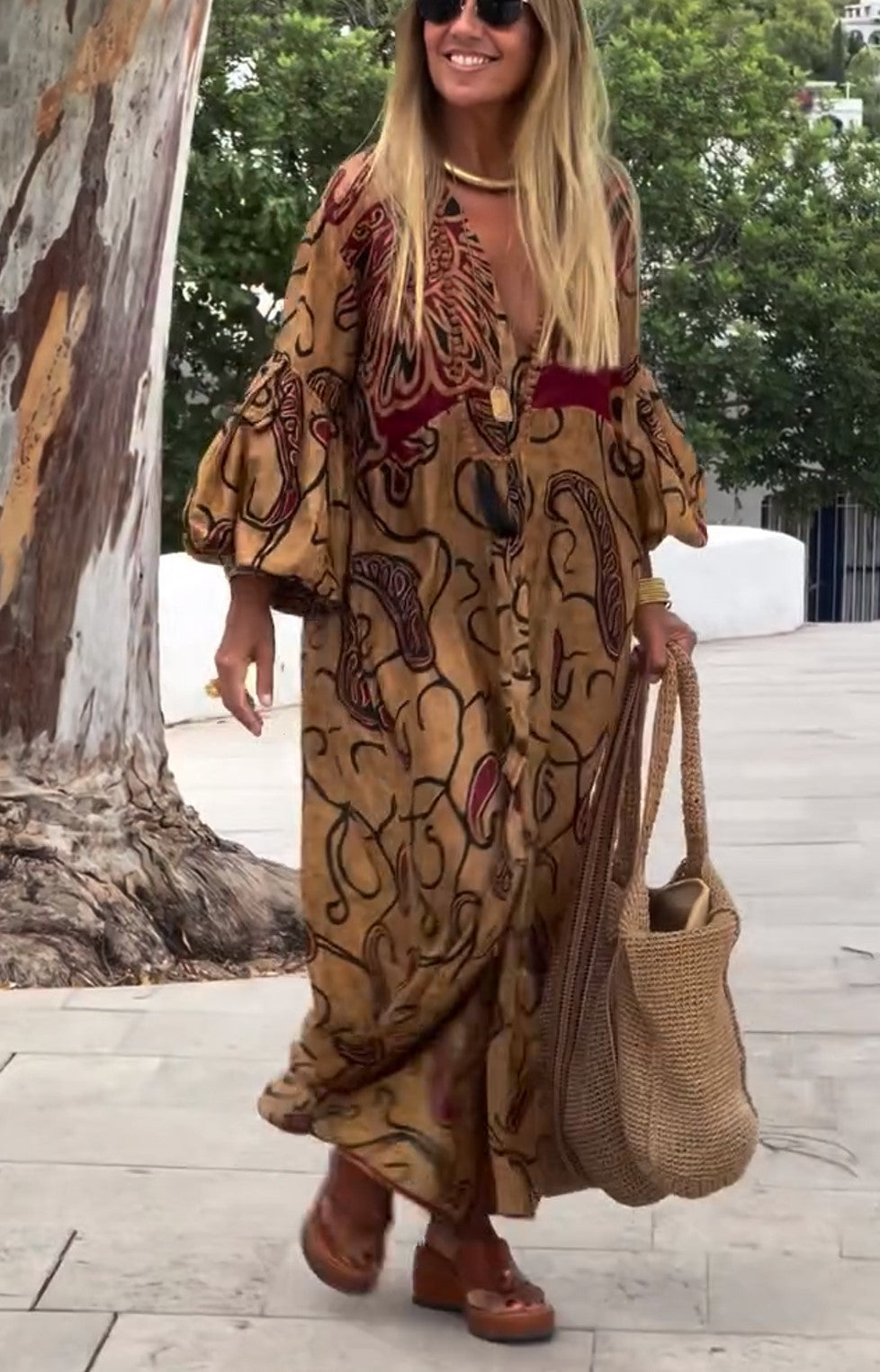 Maxikleid im Boho-Stil mit V-Ausschnitt, Ballonärmeln und Stammesprint