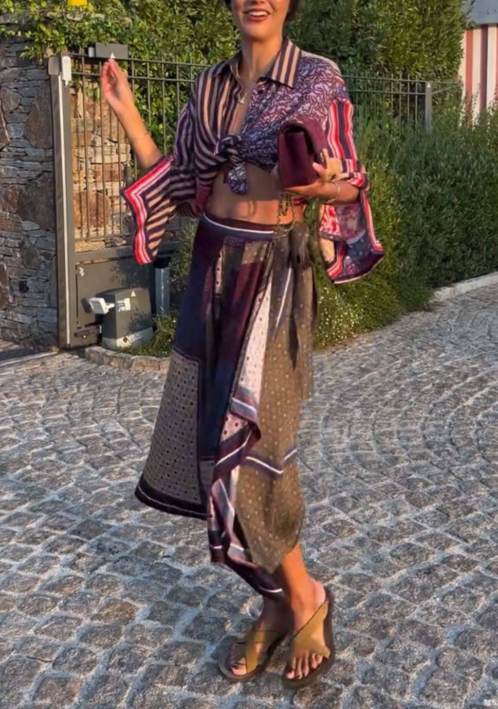 Ensemble deux pièces à imprimés mixtes, composé d’une chemise à manches cloche et liens à nouer devant et d’une jupe portefeuille midi