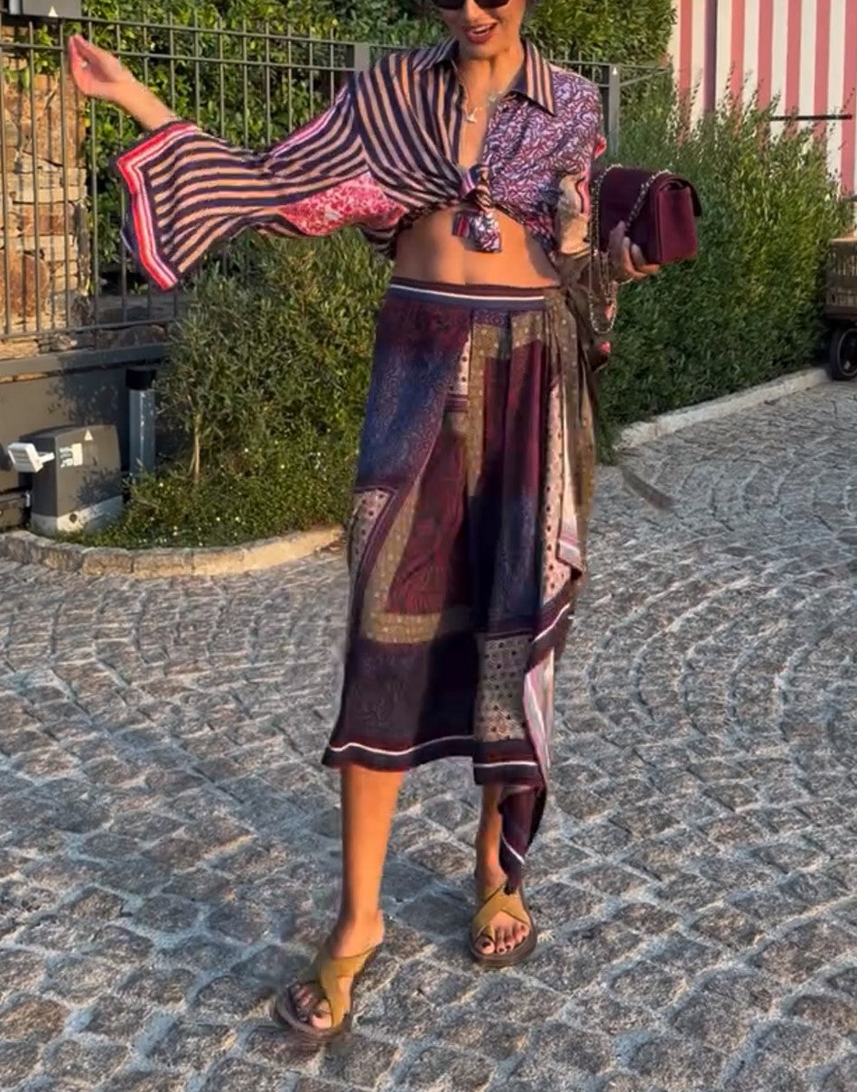 Ensemble deux pièces à imprimés mixtes, composé d’une chemise à manches cloche et liens à nouer devant et d’une jupe portefeuille midi