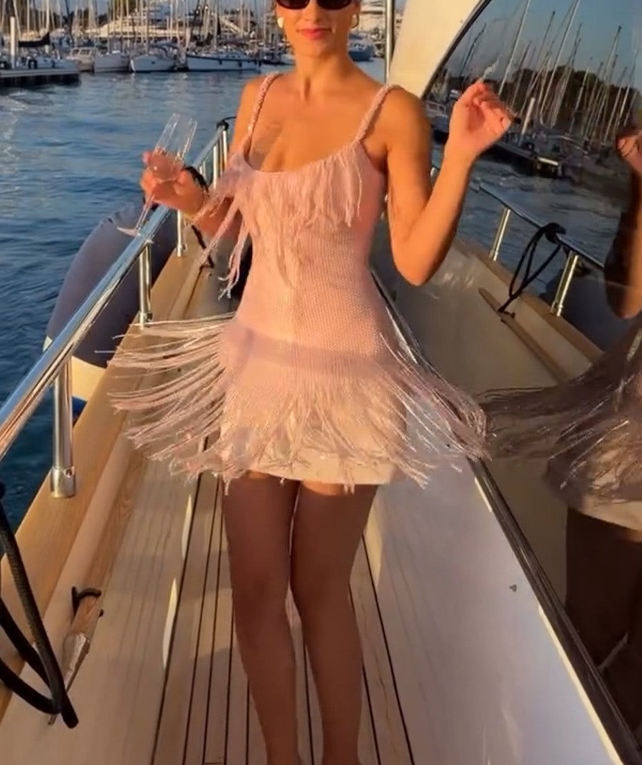 Rosa figurbetontes Partykleid in Minilänge mit Spaghettiträgern und Fransen