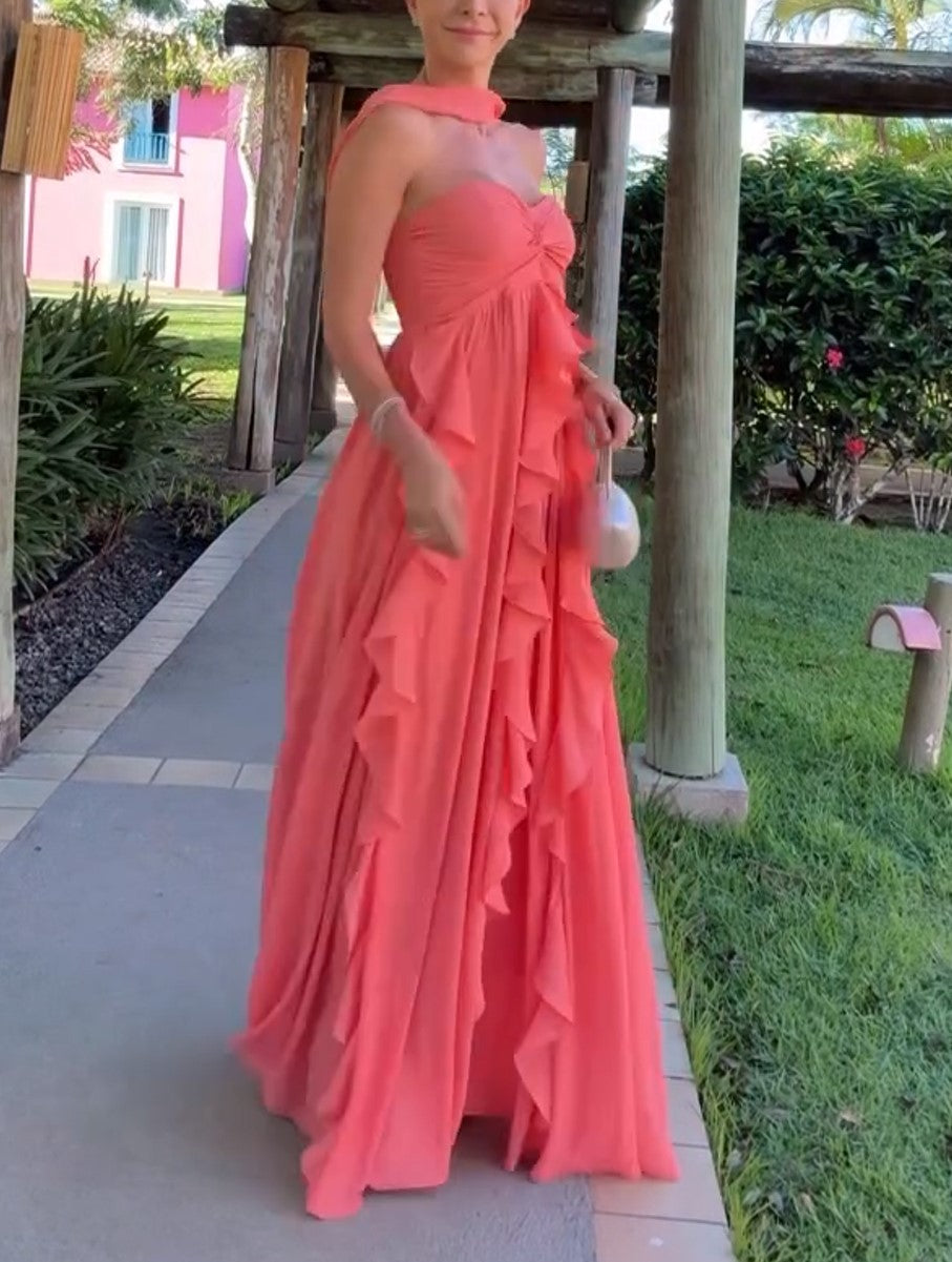 Korallenfarbenes, trägerloses Maxibabendkleid aus Chiffon mit gedrehtem Vorderteil und Rüschen