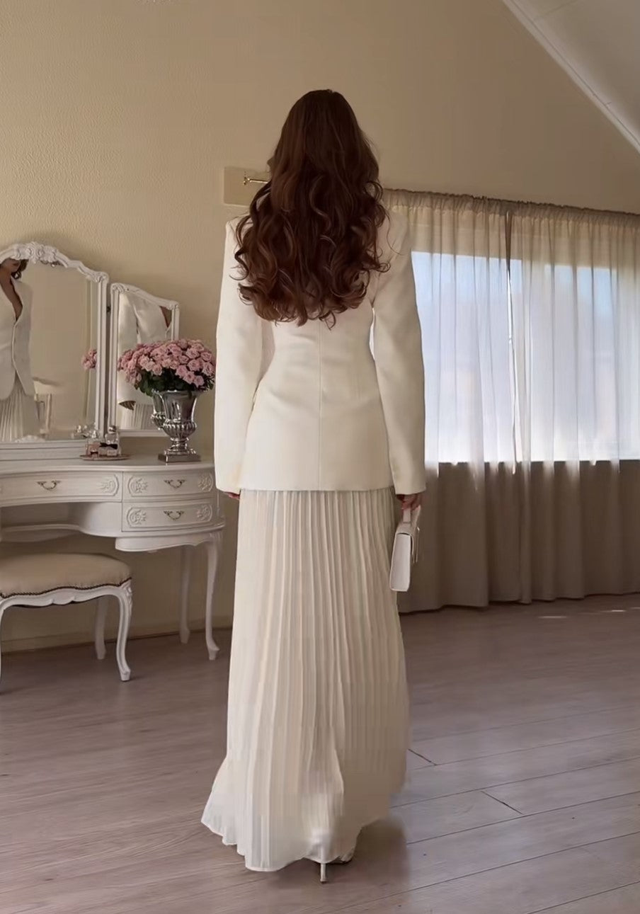 Completo bianco a due pezzi con blazer monopetto e gonna maxi plissettata