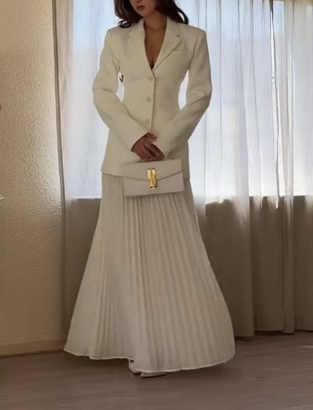 Completo bianco a due pezzi con blazer monopetto e gonna maxi plissettata