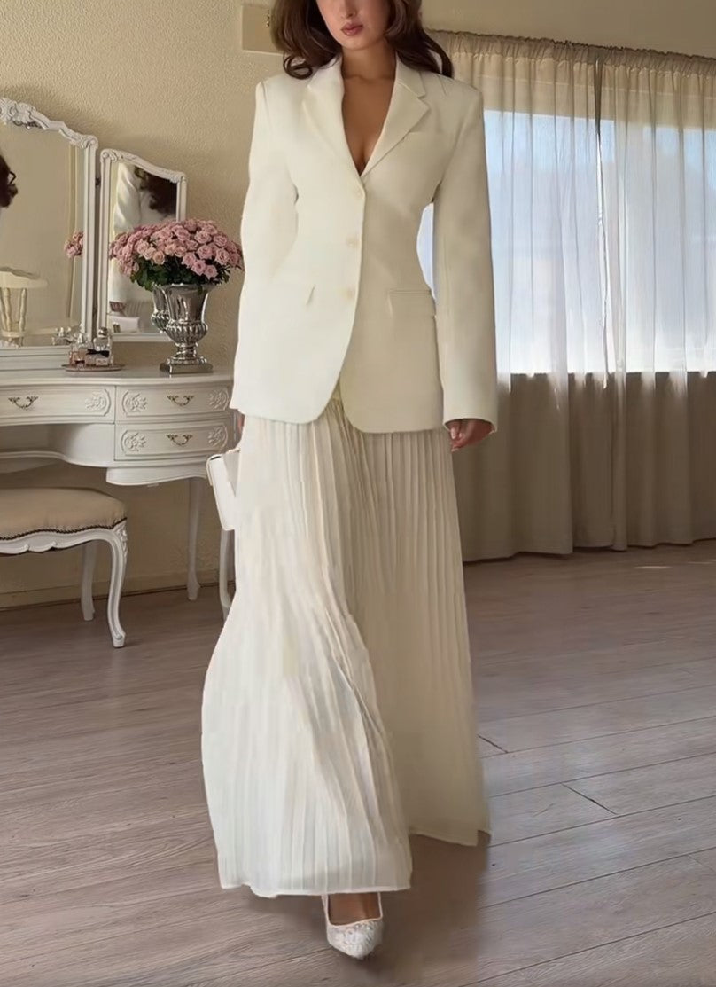 Zweiteiliges Set in Weiß aus einreihigem Blazer und plissiertem Maxirock