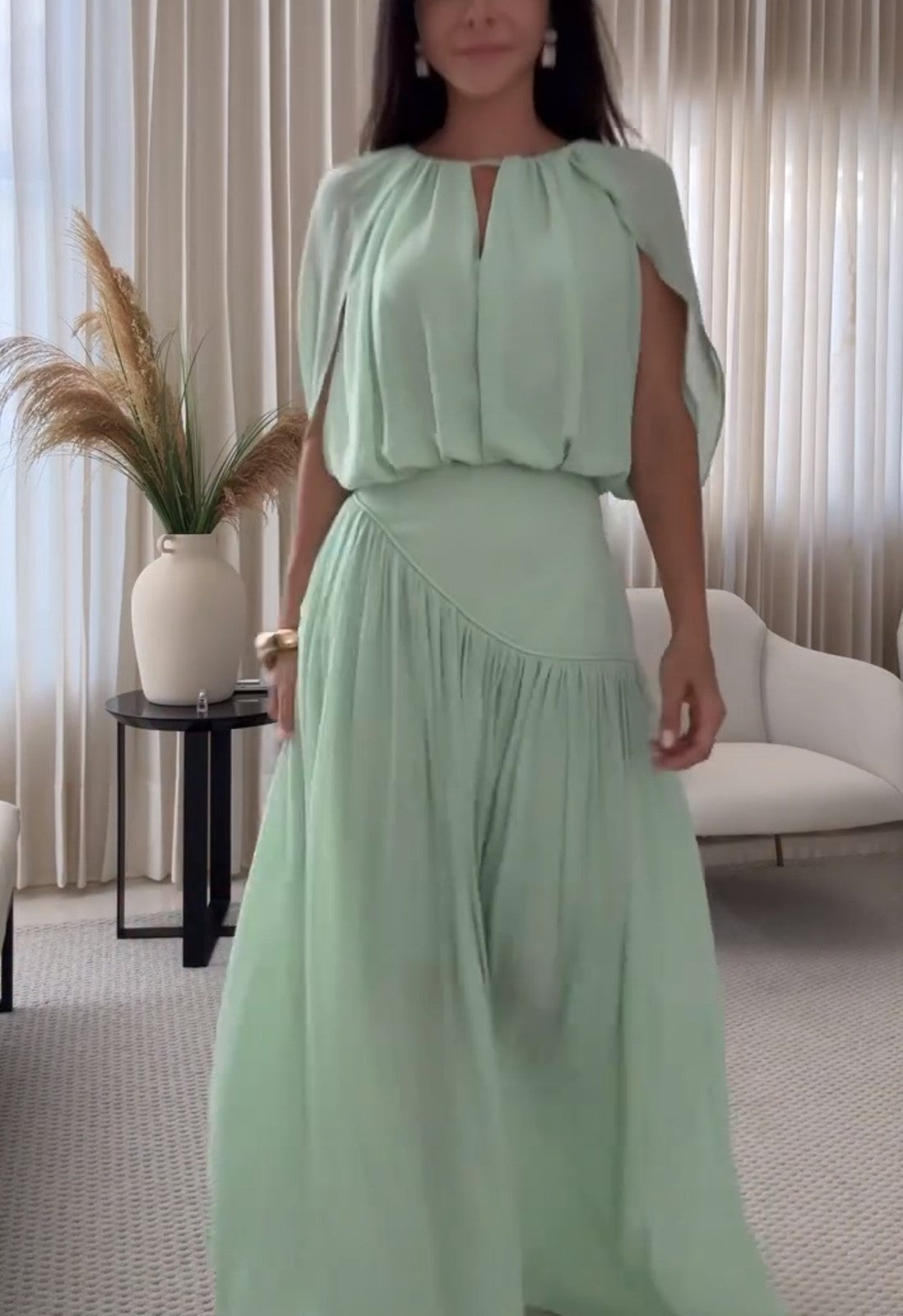 Robe longue vert menthe à manches cape, col goutte d’eau plissé, fluide et élégante