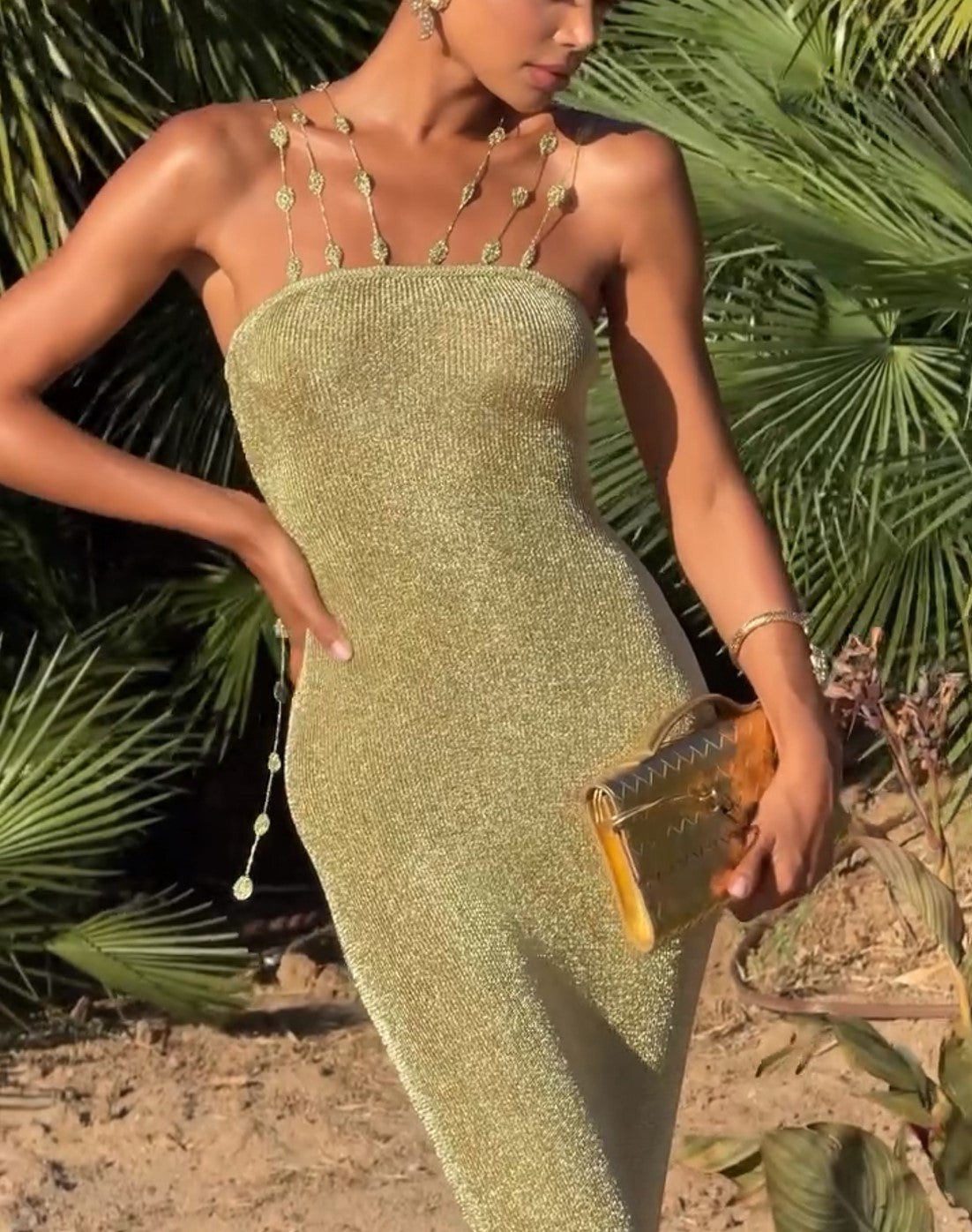 Abito midi dorato con strass, spalline sottili con perline, aderente, da sera e da festa