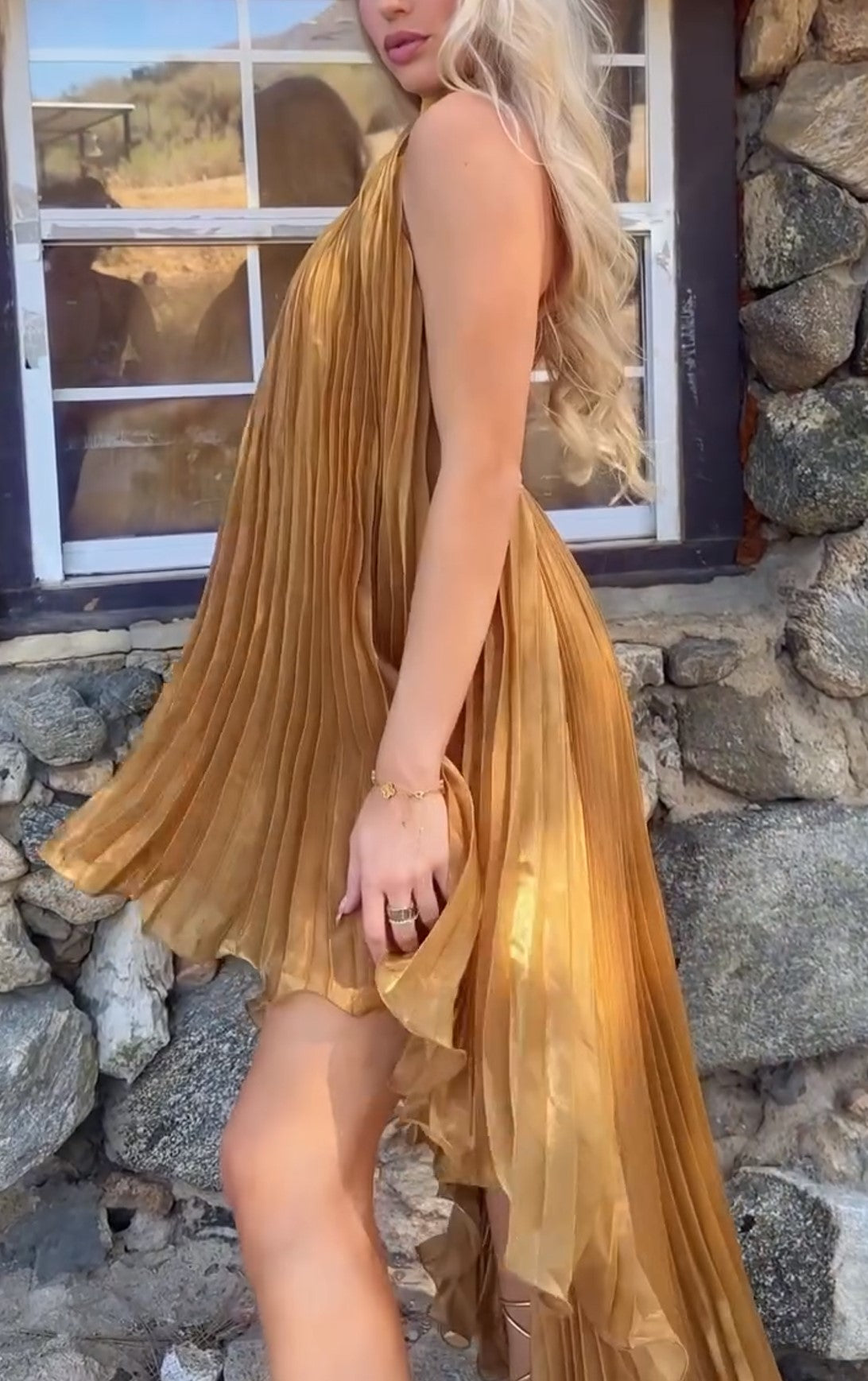 Goldfarbenes Neckholder-Maxikleid mit Falten, High-Low-Saum und fließendem, ärmellosem Schnitt, festliches Kleid