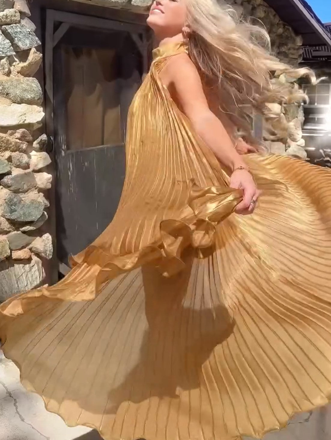 Goldfarbenes Neckholder-Maxikleid mit Falten, High-Low-Saum und fließendem, ärmellosem Schnitt, festliches Kleid
