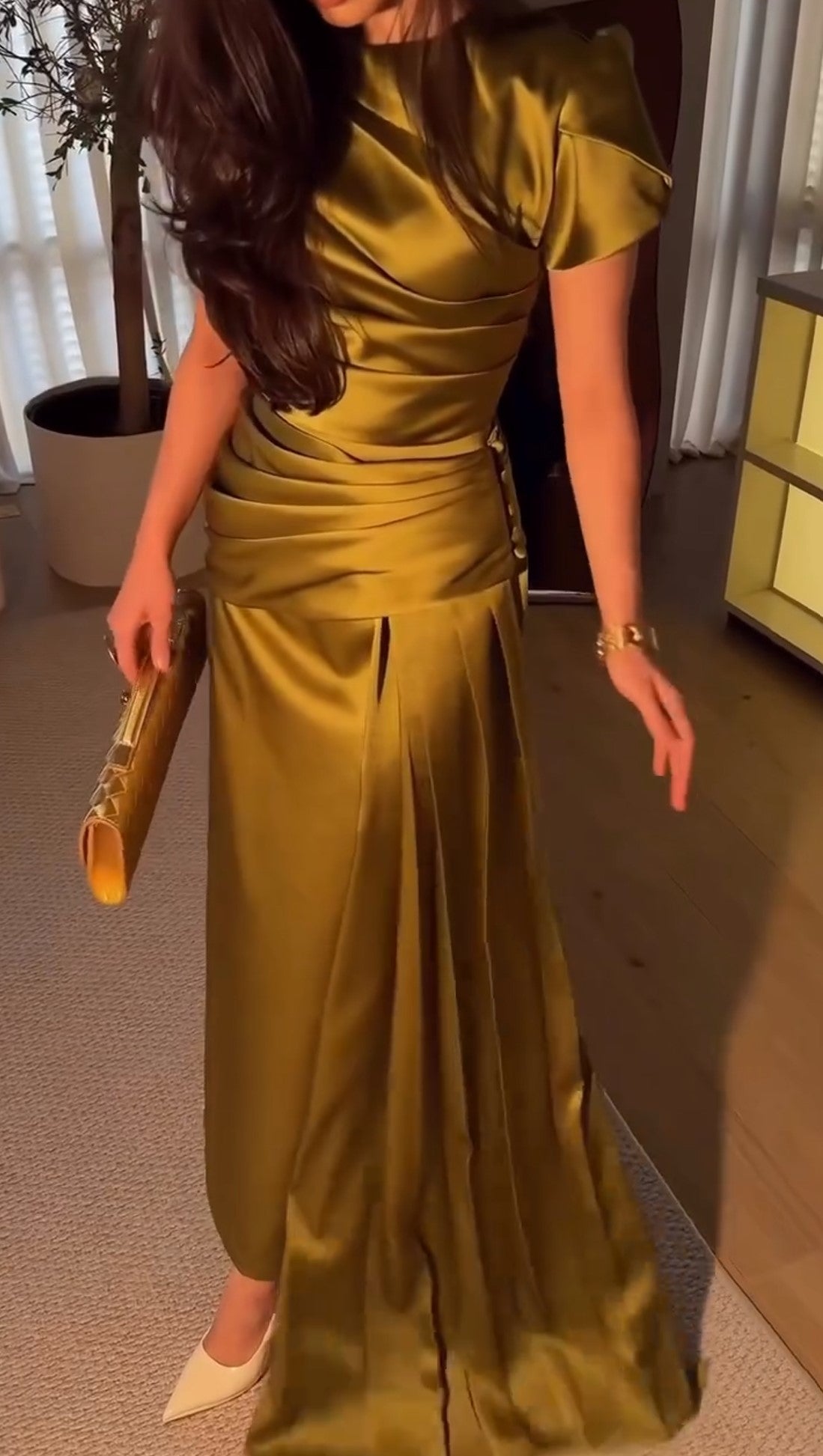 Olivgrünes gerafftes Maxikleid aus Satin mit kurzen Ärmeln, festliches Kleid