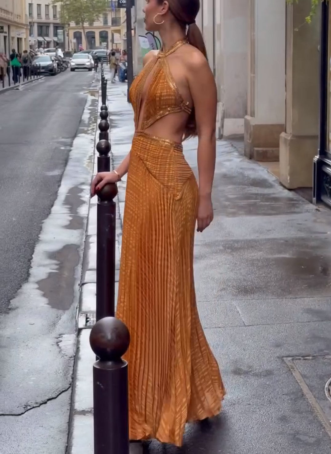 Robe longue orange à dos nu, découpes et plis, robe de soirée métallisée