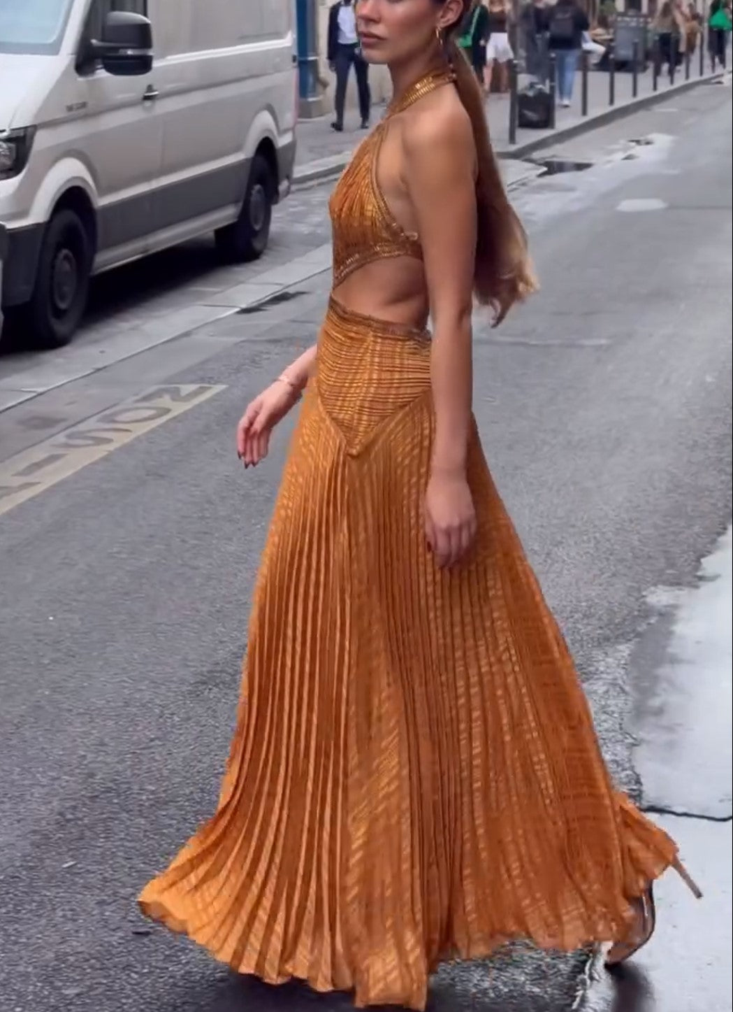 Robe longue orange à dos nu, découpes et plis, robe de soirée métallisée