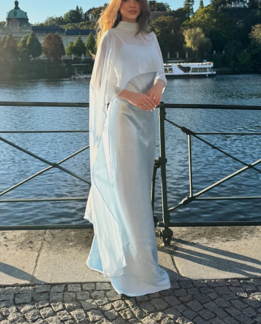 Robe longue de soirée élégante en satin bleu clair à col montant et cape courte