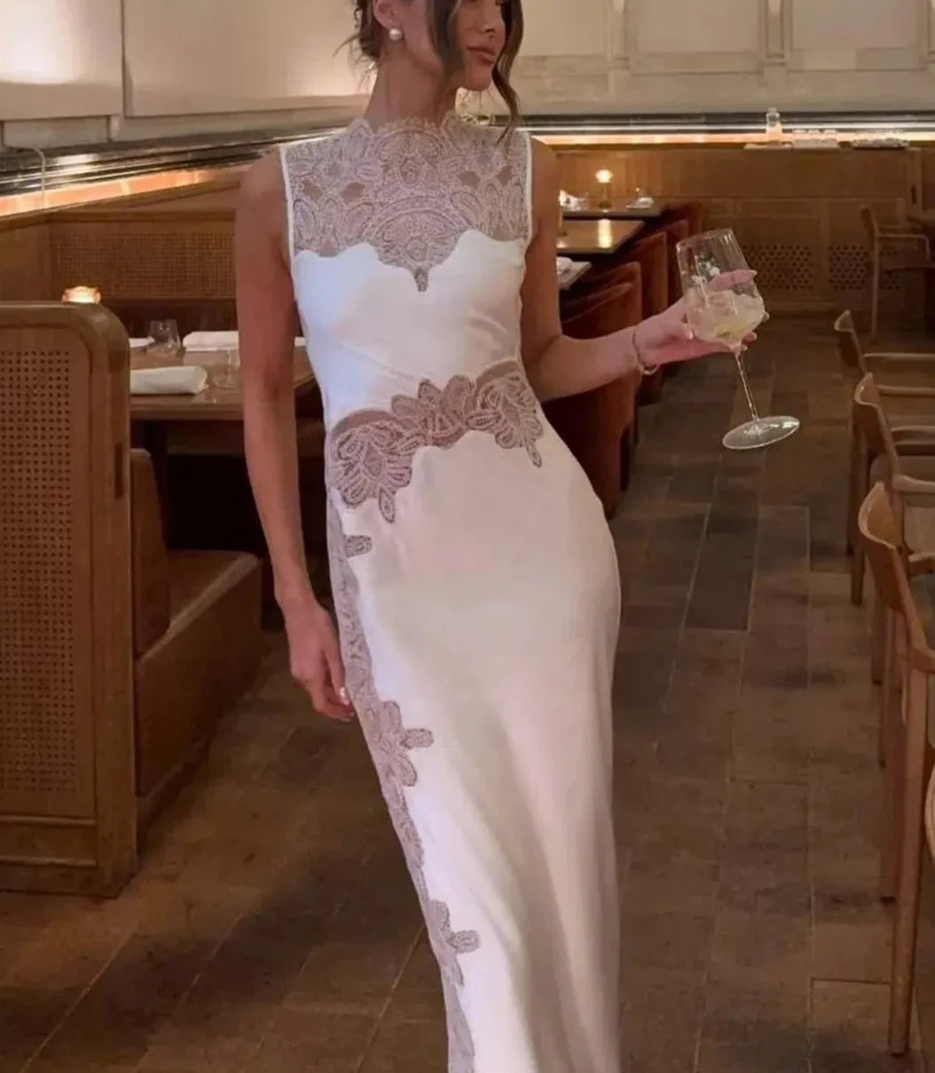 Weißes ärmelloses Maxikleid aus Satin mit hohem Kragen, transparenter Spitze und Patchwork-Details