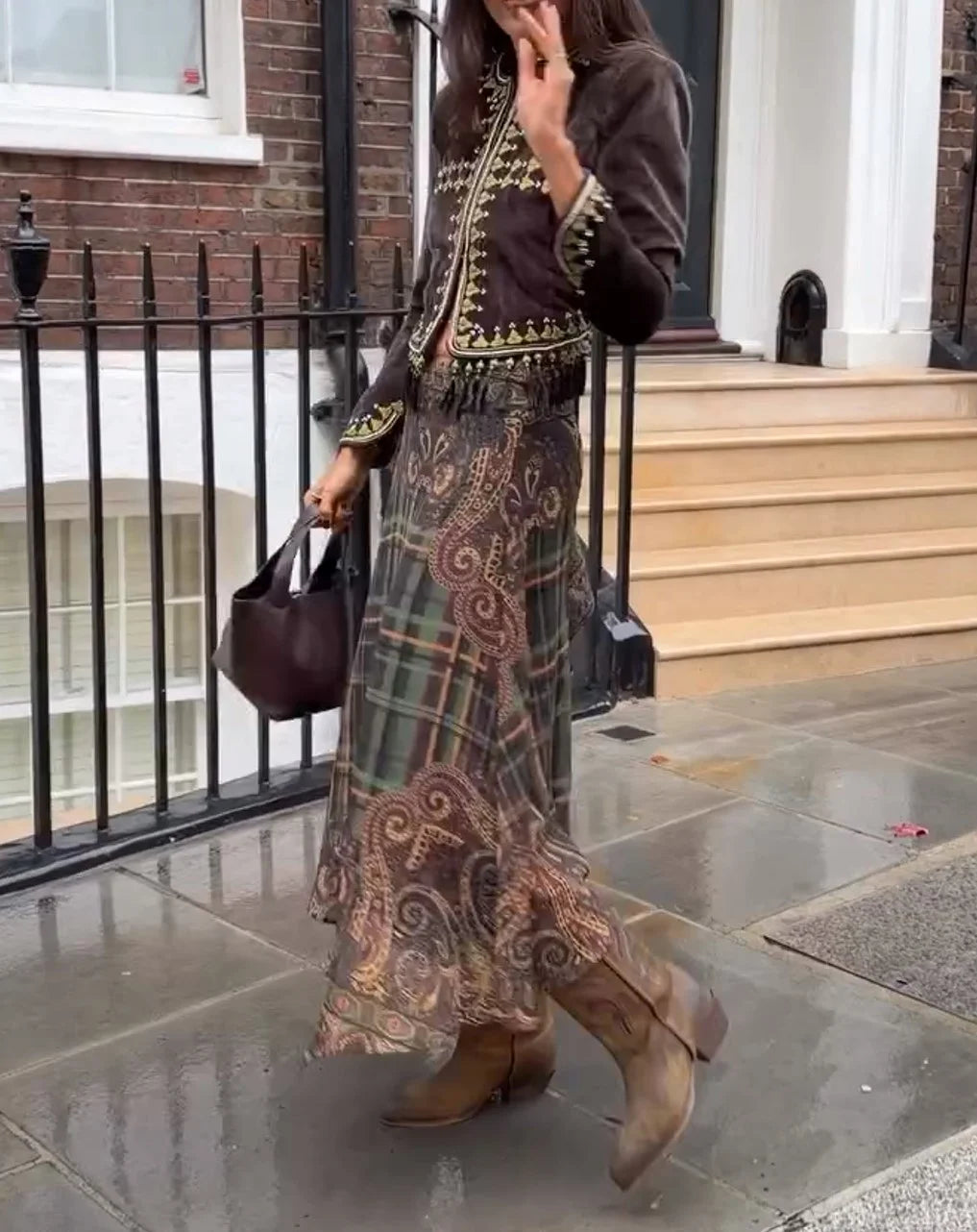 Ensemble deux pièces composé d'une veste vintage en velours brodé et d'une jupe midi imprimée