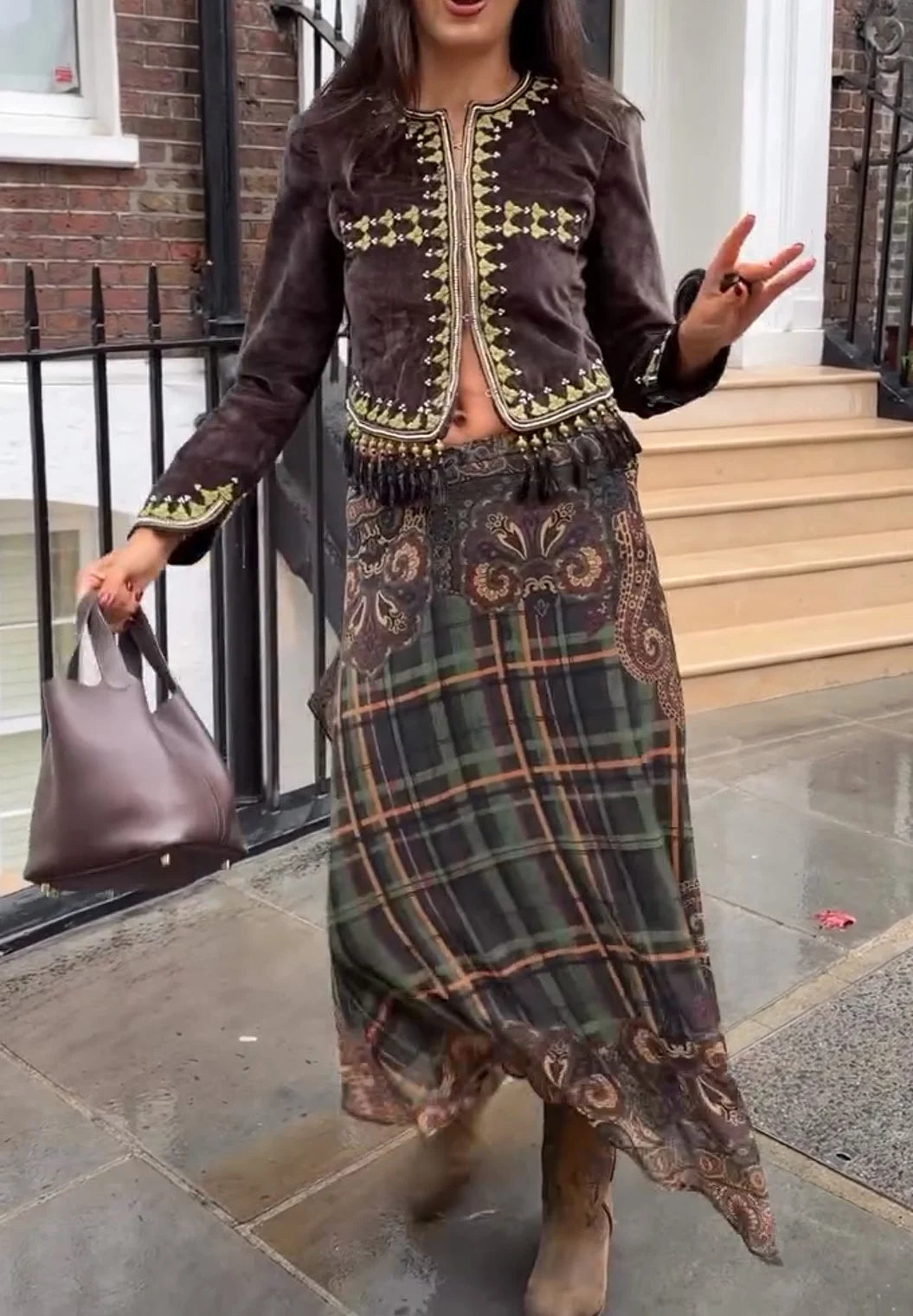 Ensemble deux pièces composé d'une veste vintage en velours brodé et d'une jupe midi imprimée