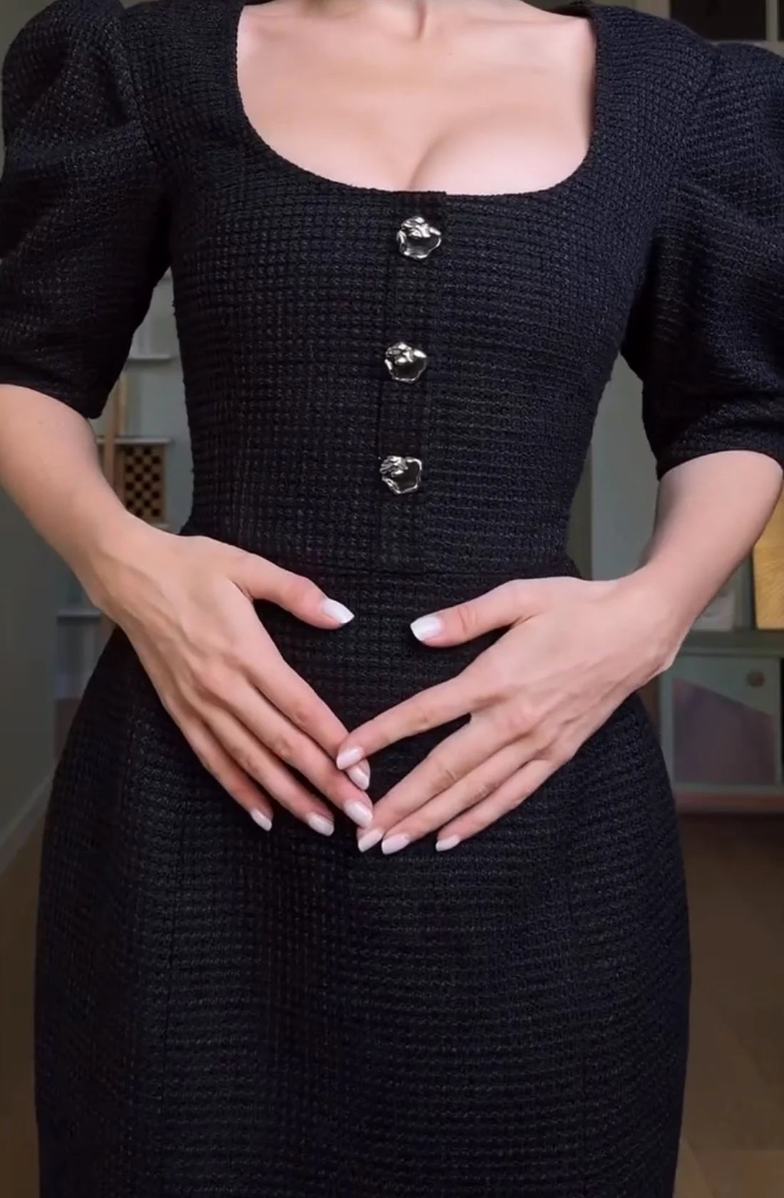 Vestido maxi preto de corte direito, com decote redondo, mangas tufadas e botões à frente