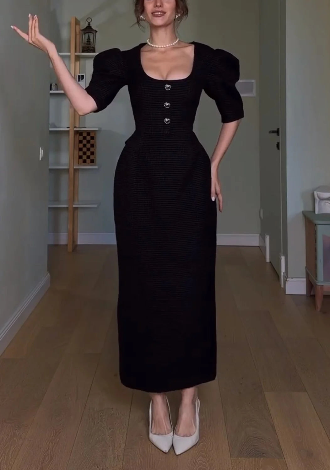 Vestido maxi preto de corte direito, com decote redondo, mangas tufadas e botões à frente