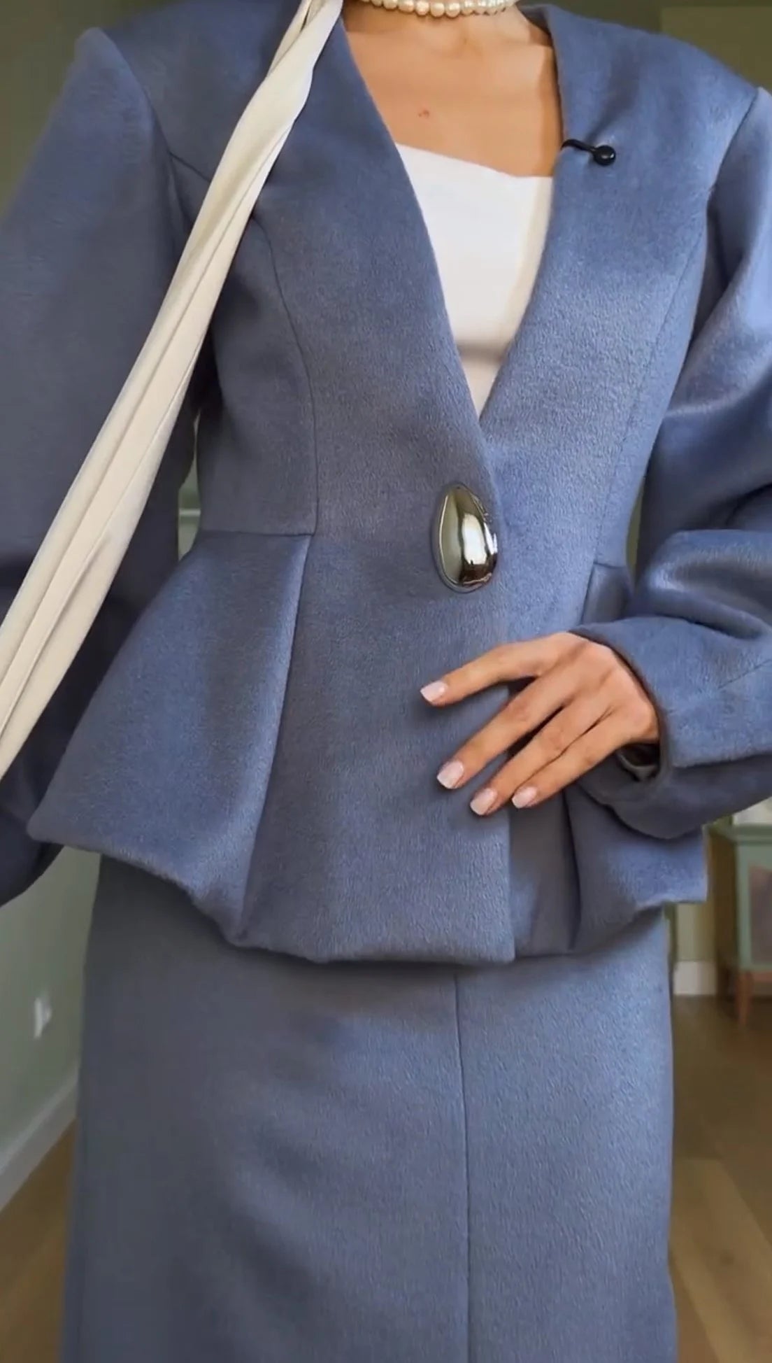 Zweiteiliges Set für Damen in Taubenblau mit Jacke mit Puffärmeln und Schößchen und Maxirock in Säulenform