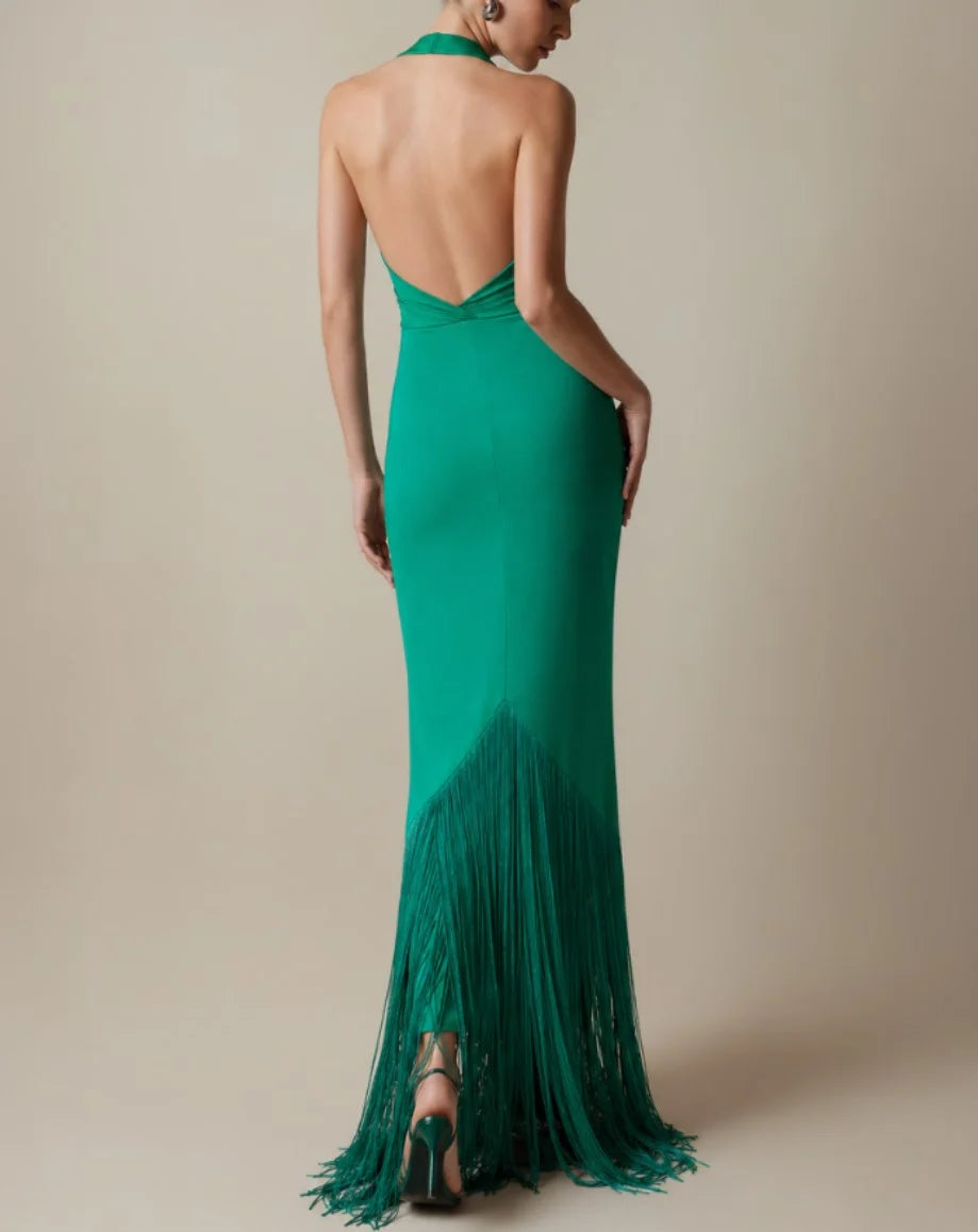 Vestido maxi verde-esmeralda com decote profundo, alças à volta do pescoço, frente torcida, franjas e racha