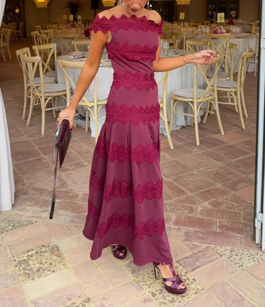 Abito lungo bordeaux a trapezio con spalle scoperte, bordi in pizzo e pieghe