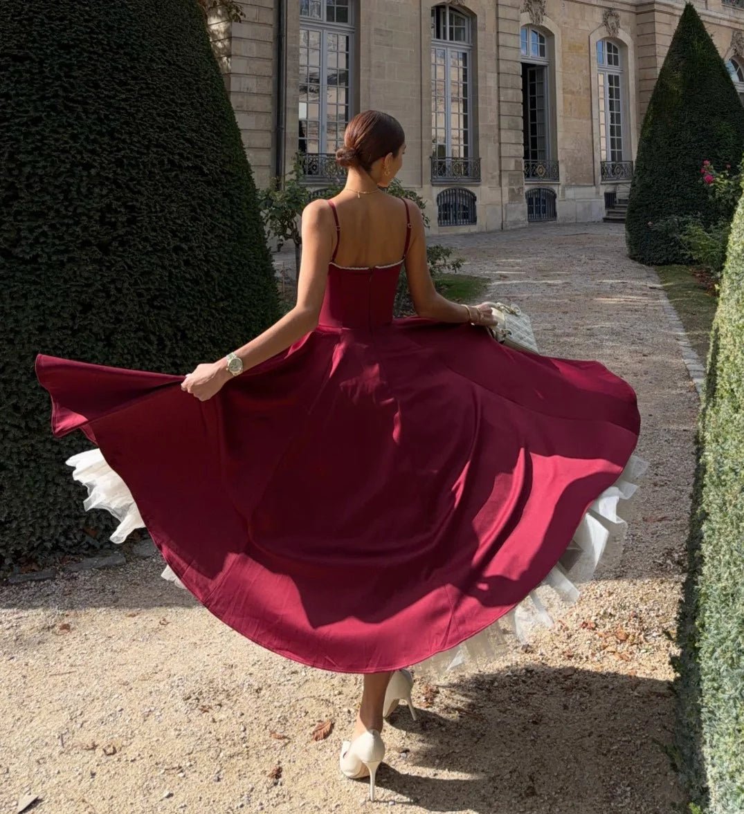 Vestido maxi cor de vinho em cetim, com corpete estilo espartilho, decote em coração e bainha em tule