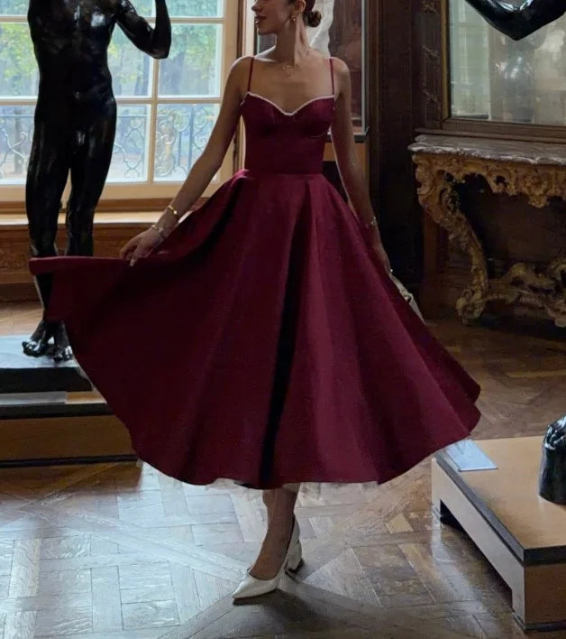 Vestido maxi cor de vinho em cetim, com corpete estilo espartilho, decote em coração e bainha em tule