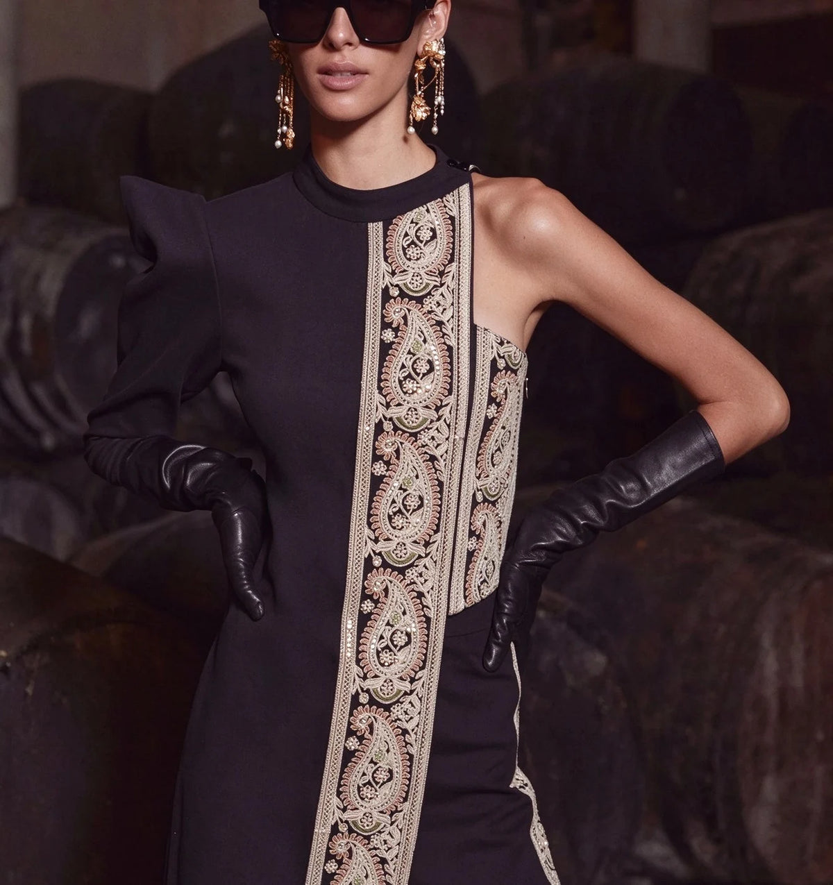 Ensemble deux pièces pour femme composé d’un haut asymétrique à une épaule brodé de motifs cachemire et d’un pantalon