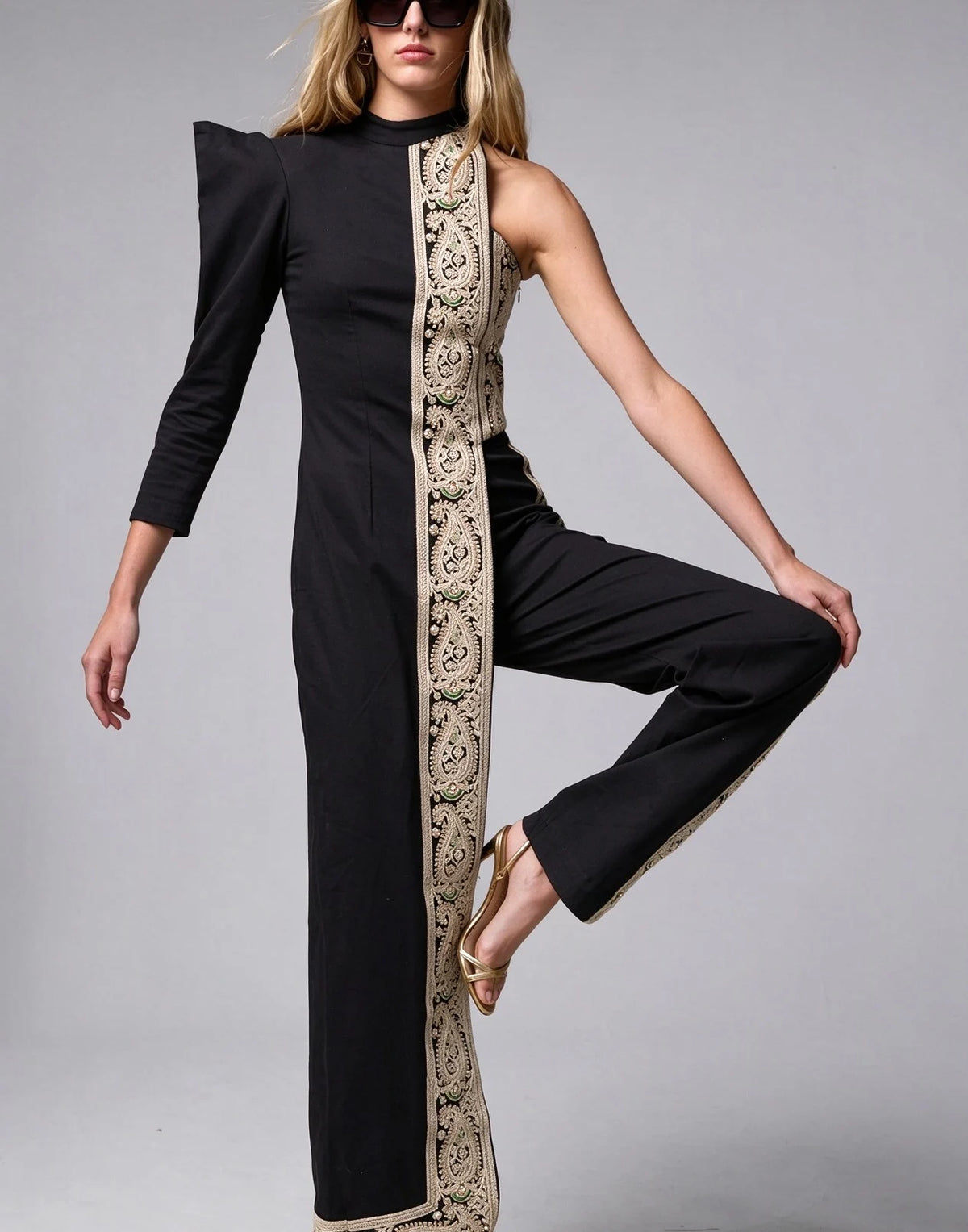 Ensemble deux pièces pour femme composé d’un haut asymétrique à une épaule brodé de motifs cachemire et d’un pantalon