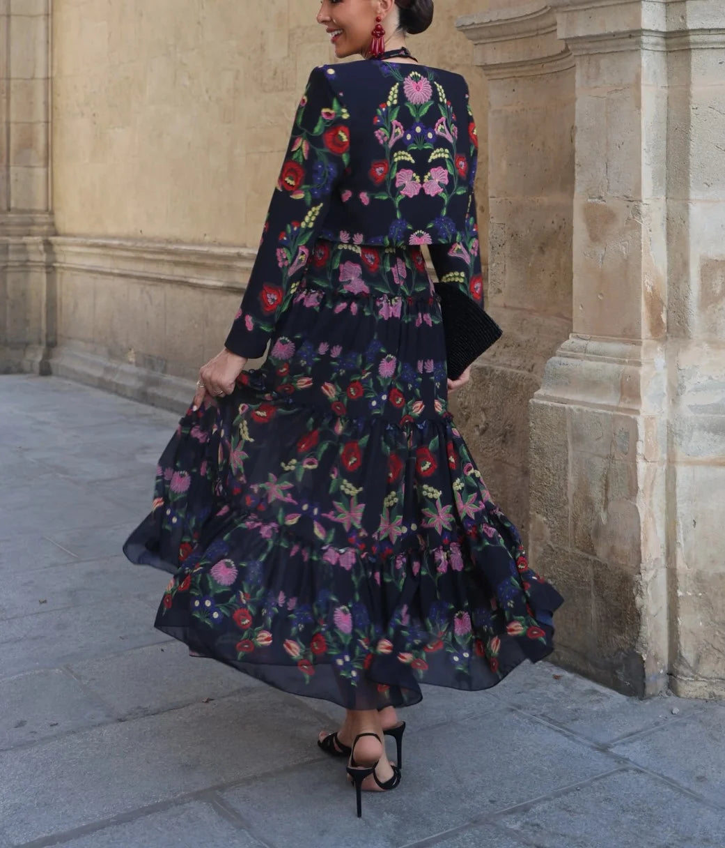 Completo a due pezzi con abito maxi a balze, collo all'americana e stampa floreale, e giacca coordinata