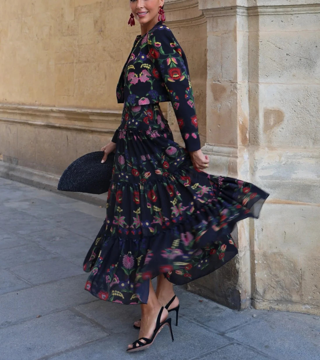 Completo a due pezzi con abito maxi a balze, collo all'americana e stampa floreale, e giacca coordinata